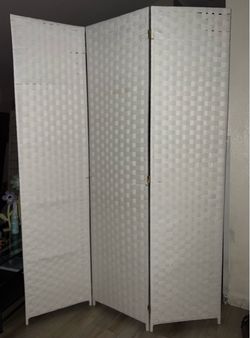 7FEET TALL 3 PANEL WHITE  ROOM DIVIDER. EACH PANEL 20” ACROSS - NEW.
