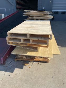 FREE PALLETS AND FLAT WOOD