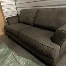 (Delivery)86” L Excellent Condition Cozy Loveseat Couch(Free Coffee Table/Floor Lamp)