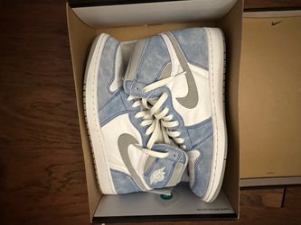Jordan 1 Hyper Royal