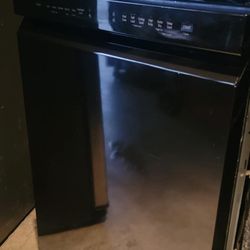 Black LG dishwasher 