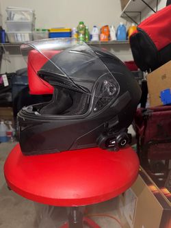 Comes with extra visor and Bluetooth