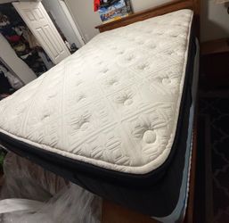 Queen size mattress Firm Stearn and Foster