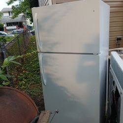 Ge REFRIGERATOR 