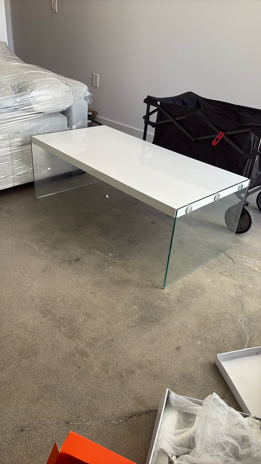 (NOHO) Stylish clear-glass and high-gloss white coffee table