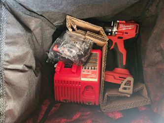 Milwaukee dril with battery and charger also bag