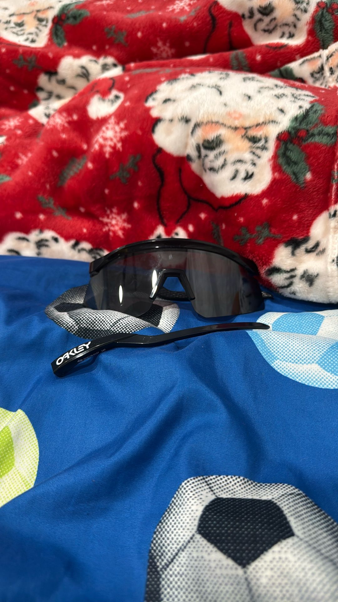 Oakley Glasses Bought Them A Month Ago But Barley Even Use It The Thing Came Off Bit It’s Fixable But Kinda Hard