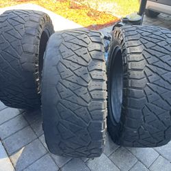 3 tires for sale LT295 / 55 R20