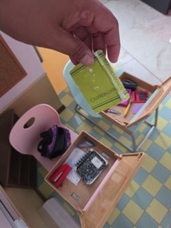 Doll's school set up, it has tiny accessories,  is in good condition. For collection 😍