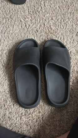 Men’s black Yeezy slides size 11