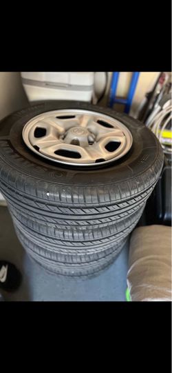 4 Toyota tires in greatest condition with rimms included size 215 70R15