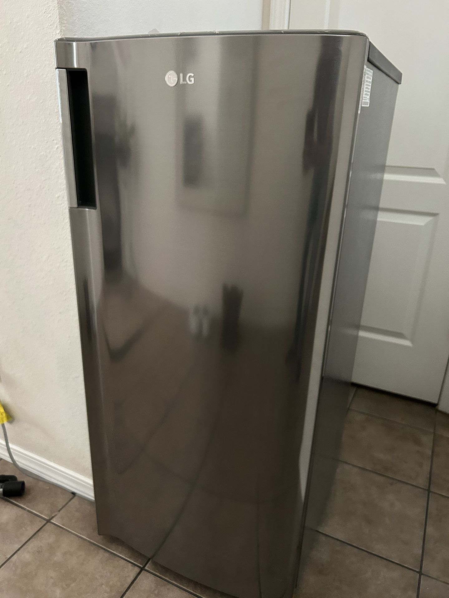 Lg Mini Fridge with Freezer (Platinum Silver) ENERGY STAR
