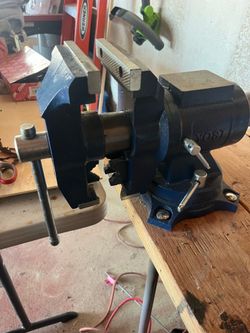 Heavy duty bench vise