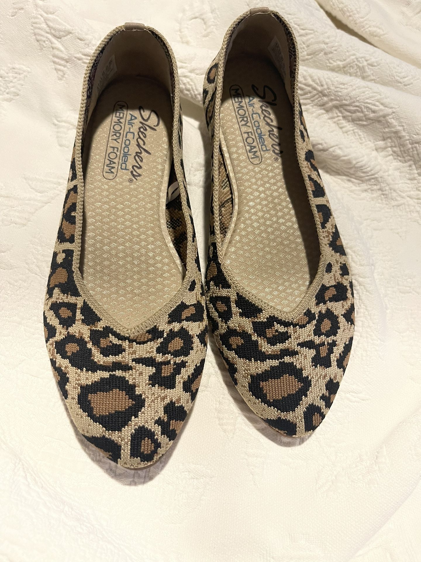 NWOT Skechers Size 6.5 Fabric Faux Animal Print