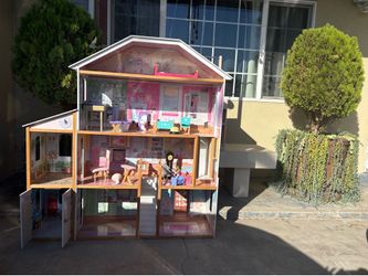 Doll house and kitchen set