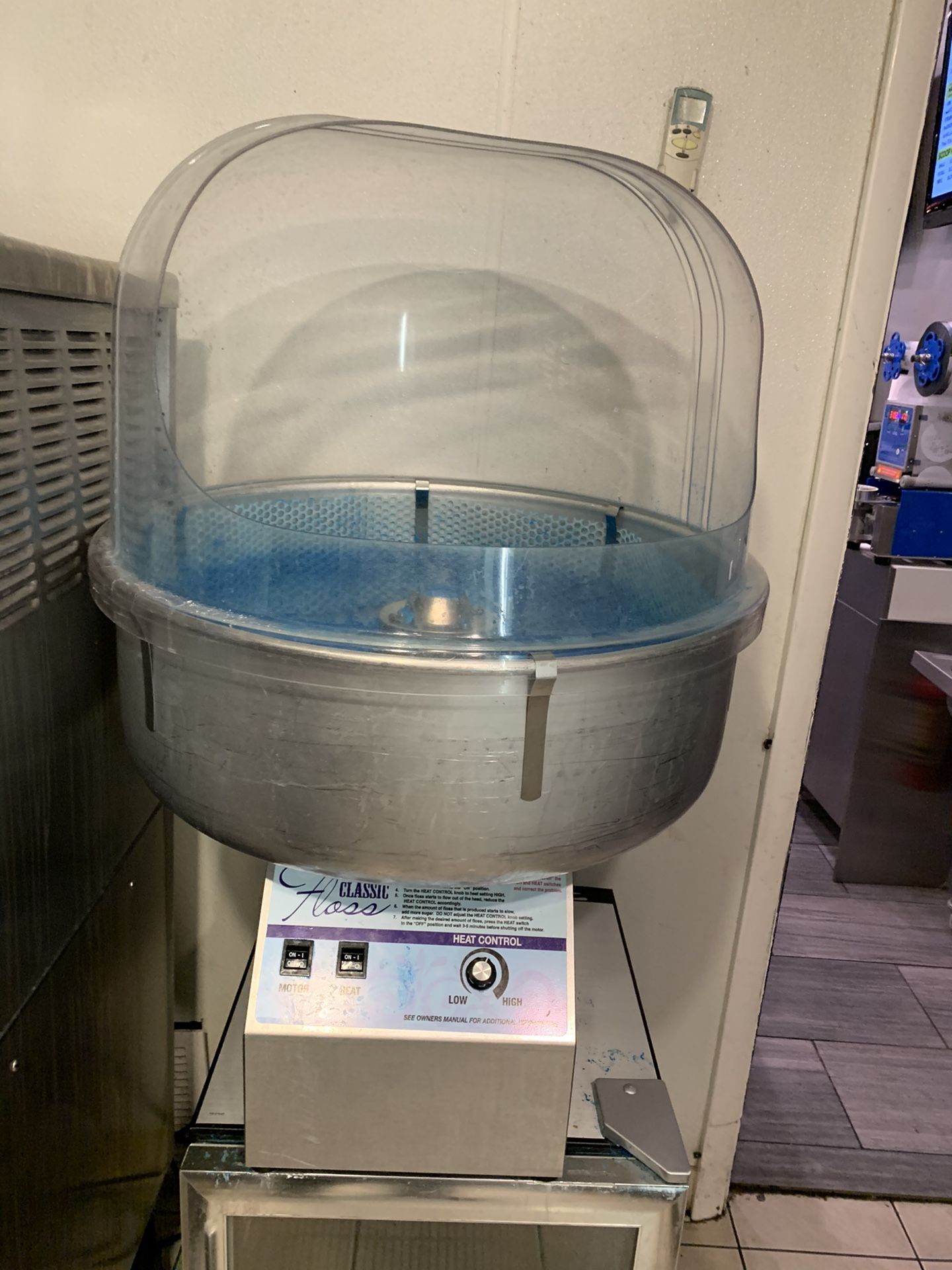 Commercial cotton candy machine with cover