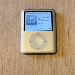 iPod Nano 3rd Gen 8GB Silver Model: A1236 Tested Good w/1146 Songs Read Info Blw