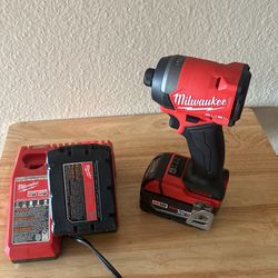 Nuevo Taladro Milwaukee De Impacto 260 Con Dos Materias Grandes