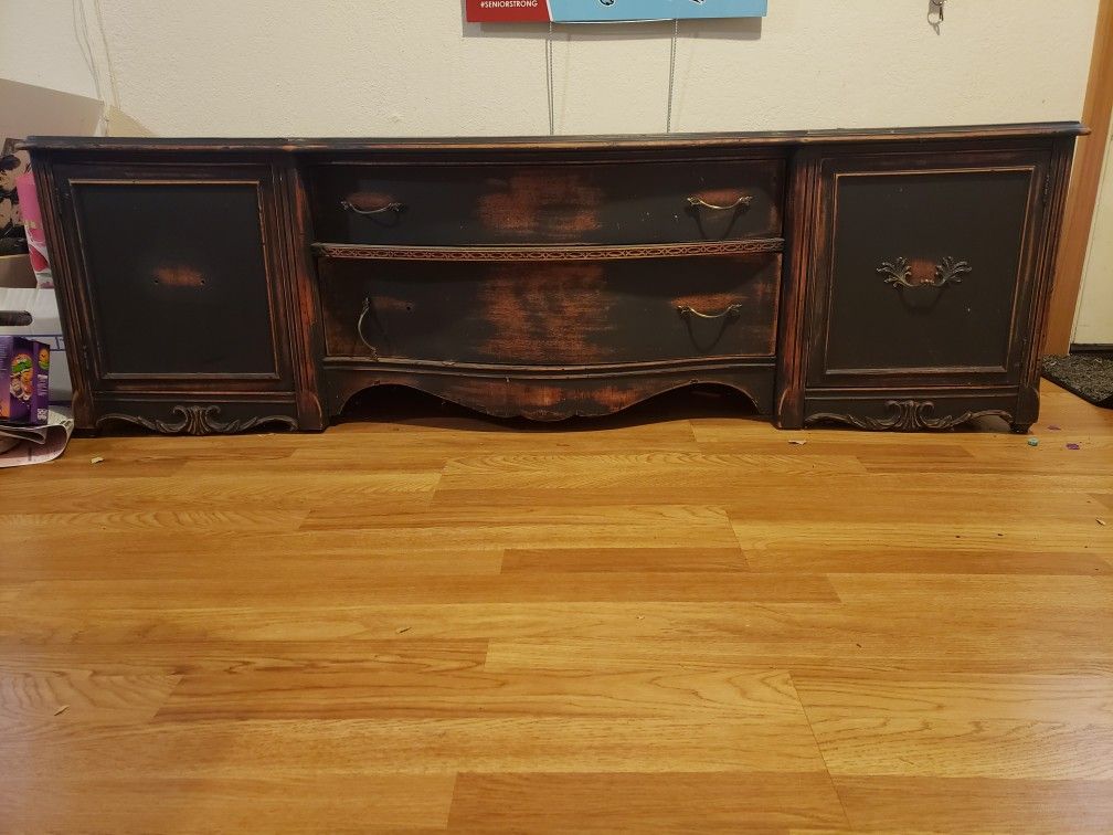 Bench dresser thing. Great for entryway