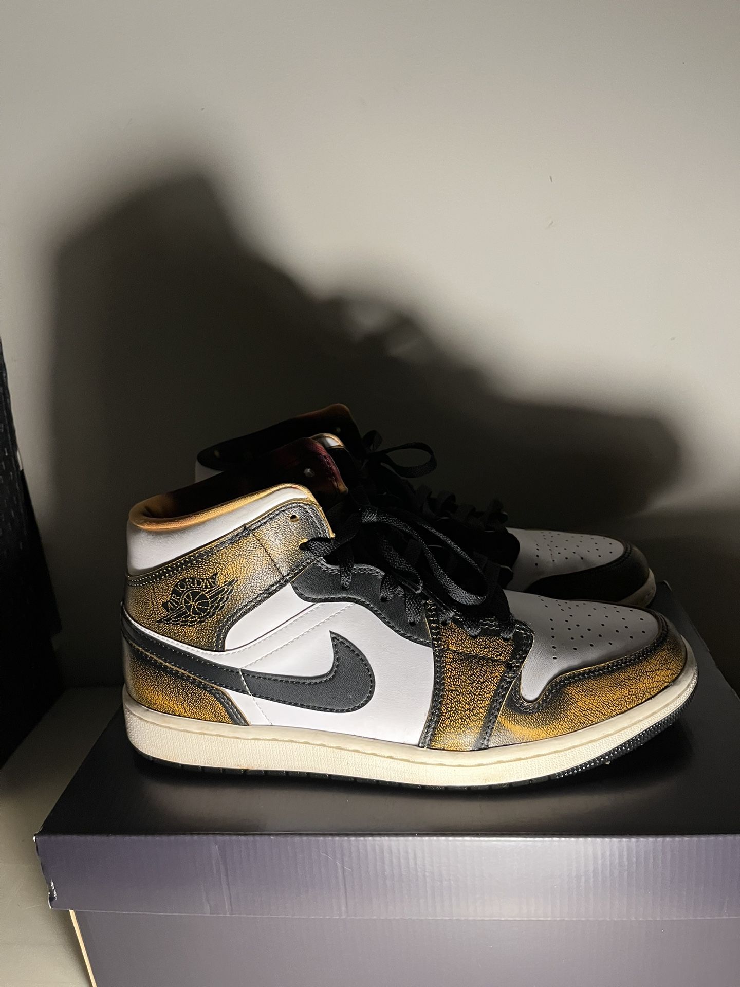 Air Jordan 1 Mid SE Orange Wear