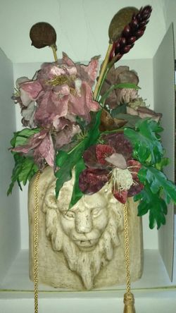 Large heavy lion decor vase