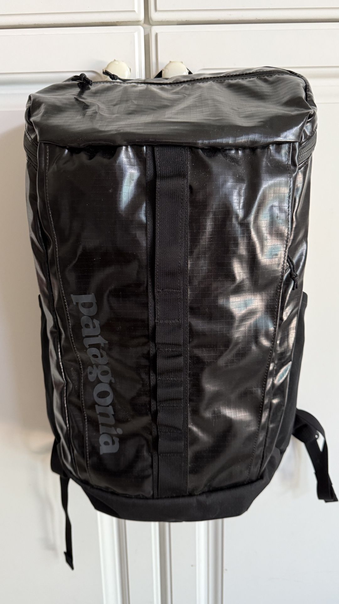 Patagonia Black Hole 25L Backpack, New Without Tag This burly 25-liter daypack has just the right amount of space to haul your daily essentials. It de