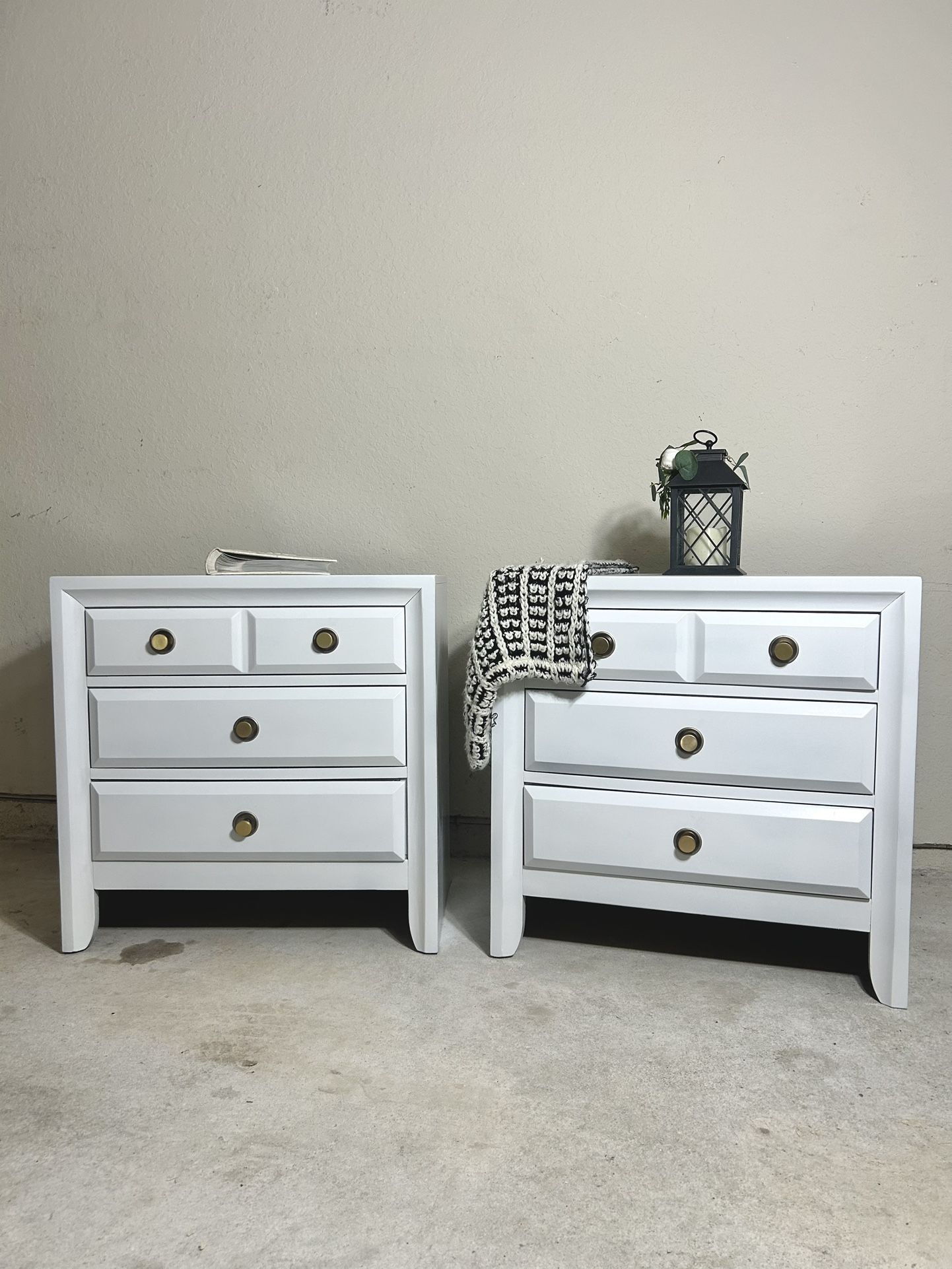 (Set of 2) Solid Wood Nightstands / End tables (Free Delivery Available)