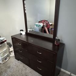 Dresser With Mirror