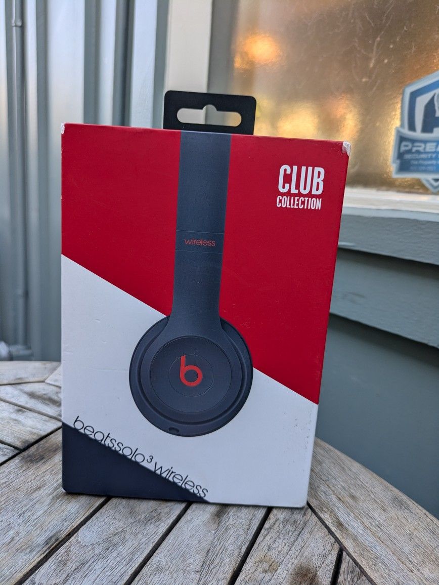 Club Navy Beats Solo 3 Wireless Club Collection!