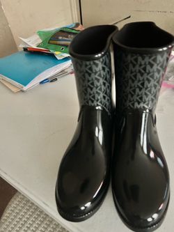 MKORS RAIN  BLACK BOOTS SIZE9