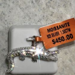 Aligator Pendant Moissanite