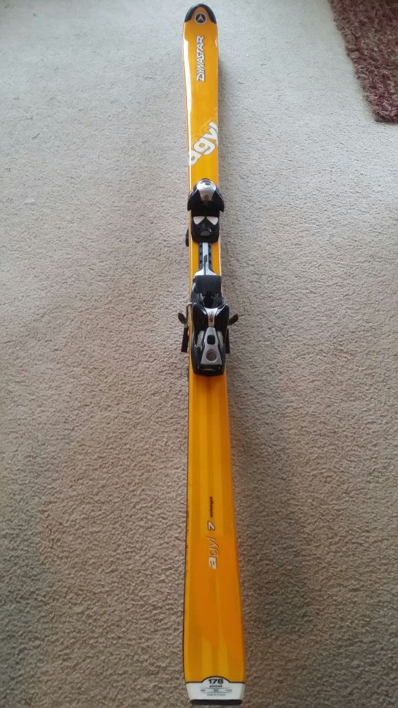 Dynastar agyl 7 omega snow skis
