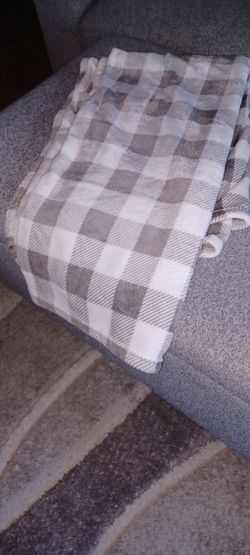 Grey and White Buffalo Plaid Plush Throw Blanket
Soft plush throw