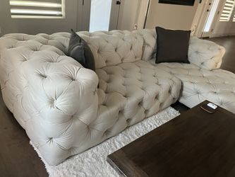 11,000$ Sofa For 2500$ Like New No Blemishes