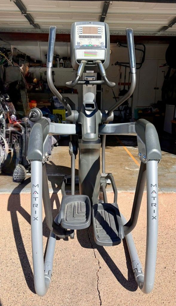 🏋️ Matrix E3x Commercial Suspension Elliptical - Self-Powered, New Battery! 🏋️