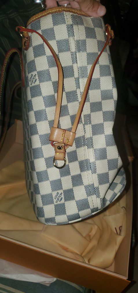 Louis Vuitton 2009 Monogram Neo Noe Handbag for Sale in Lake Worth, FL -  OfferUp