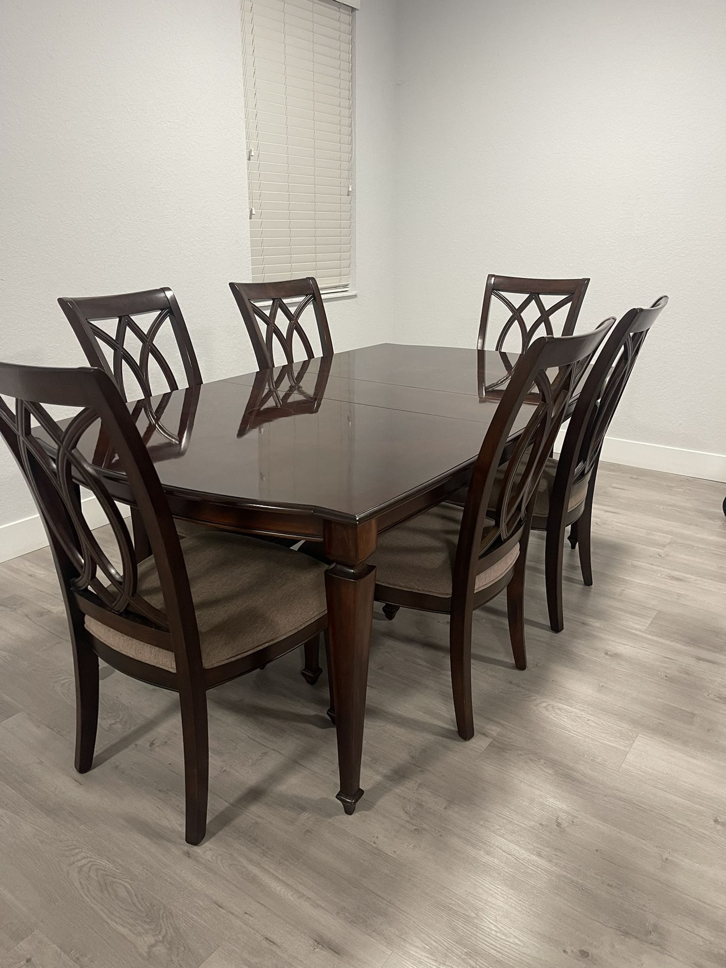 Dinning Table With 6 Chairs