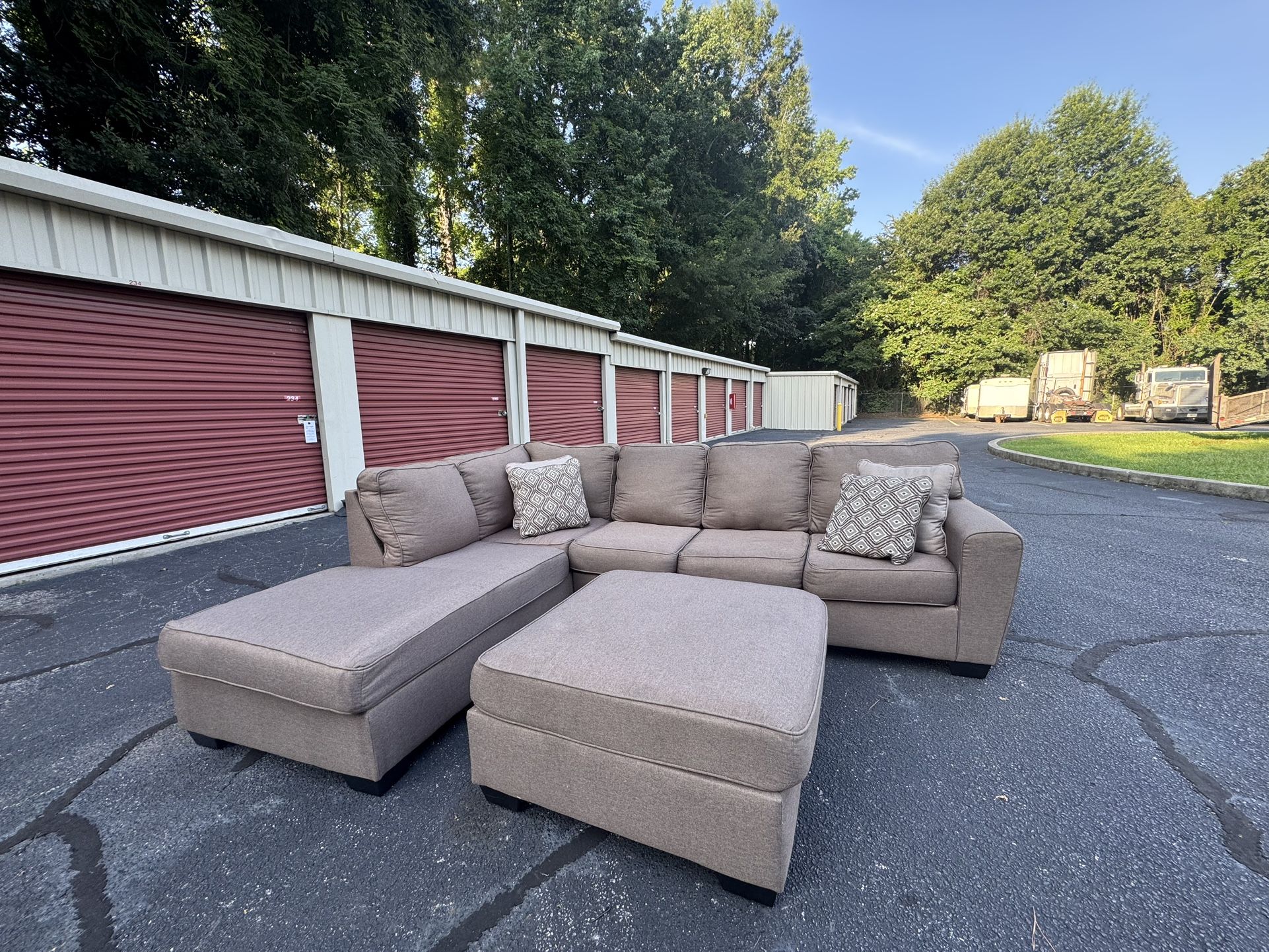 Mocha Ashley Sectional W/Ottoman ( Delivery Offered !)