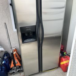 Frigidaire Sid By Side Refrigerator With Ice Maker