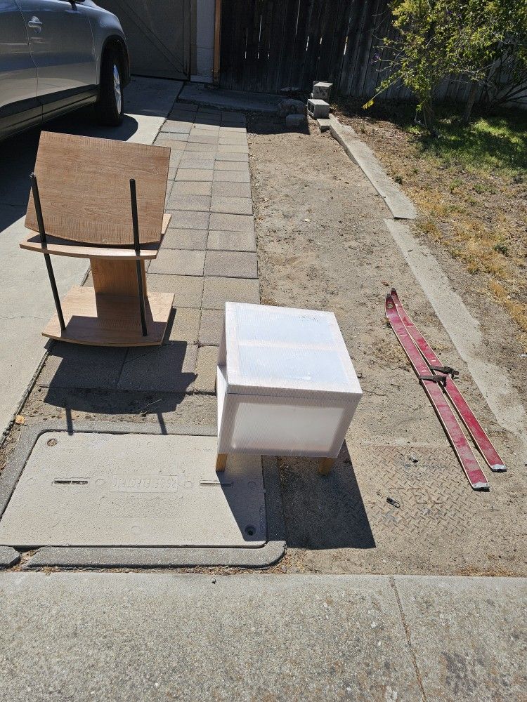 Free - Sitting Out Front