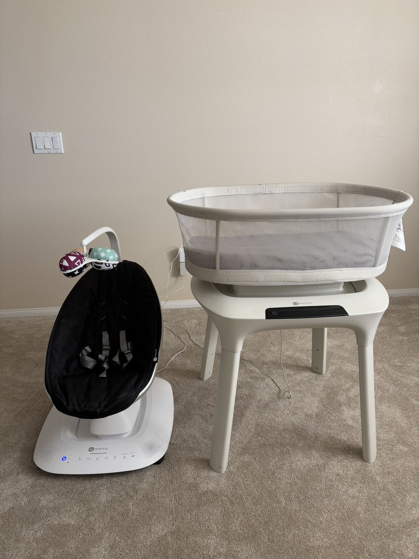4moms Bassinet & MamaRoo Swing — Almost Never Used.
