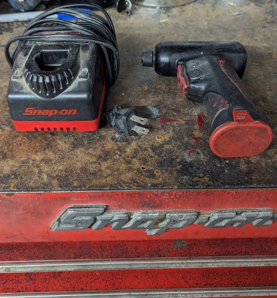 Snap On Electric Screwdriver( Needs New Battery) 