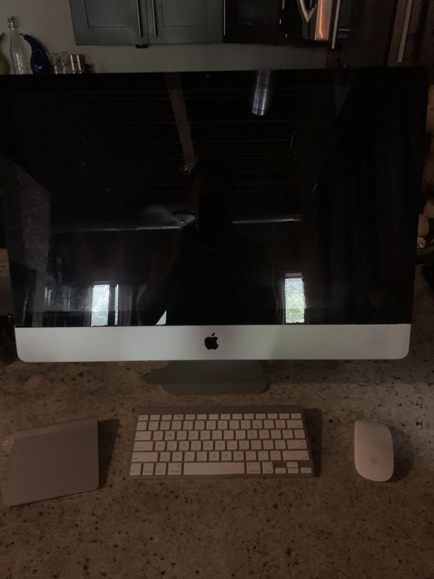 Excellent Condition 27” iMac + Trackpad 1tb HD, 4gb RAM CD/DVD ROM