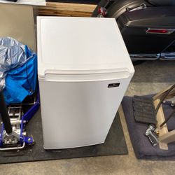 Great Large Mini Fridge CLEAN!!! $180