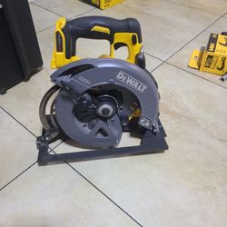 Dewalt Flexvolt Circular Saw New( NO blade)