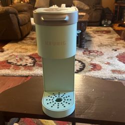 KEURIG COFFEE MACHINE 