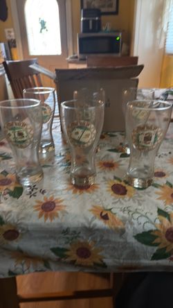6 Texas holdem beer glasses  and 4 porcelain plates