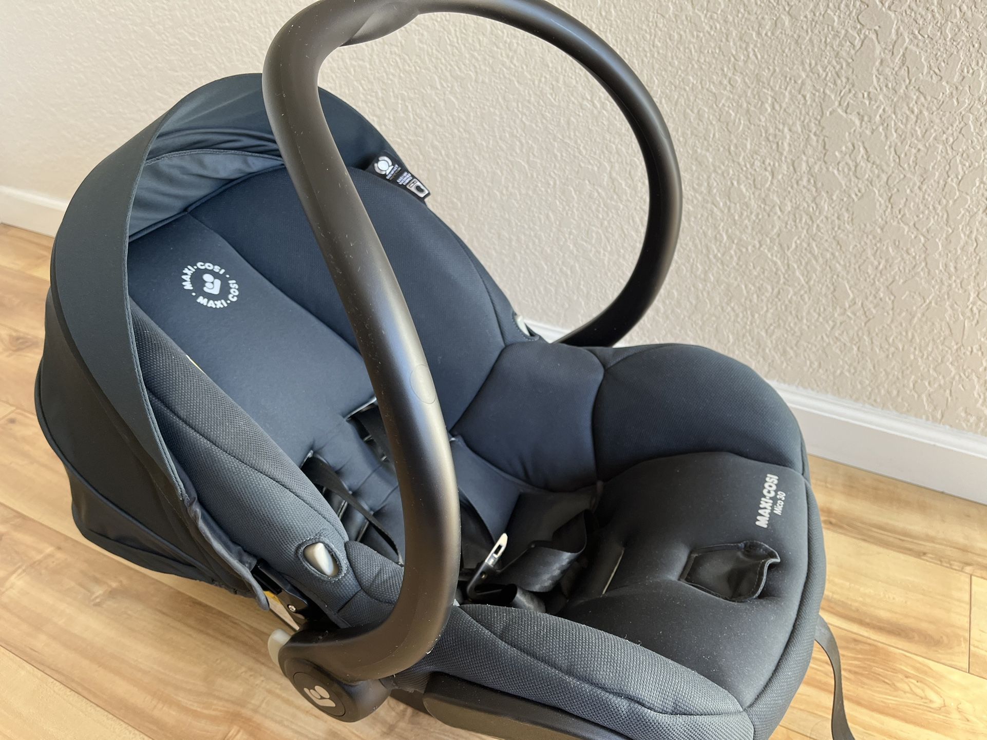 Maxi cosi Mico 30 infant Carseat with base/adapter - www.disolcolor.com