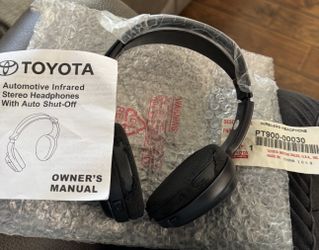 TWO Toyota Automotive Infrared Stereo Headphones With Auto Shut Off