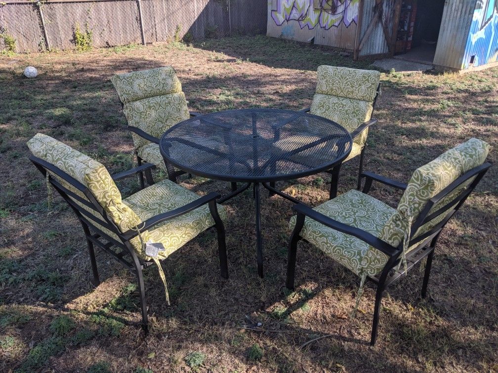 Patio Table Set $80